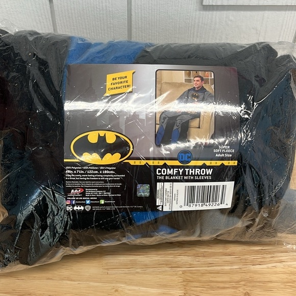 DC Comics - NWT Colorful Batman Wearable Blanket With Long Sleeves Onesize - Picture 11 of 12